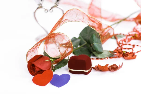 Rose und eine Schachtel mit einem Ring auf einer Valentinstagskarte .Foto mit Kopierraum — Stockfoto