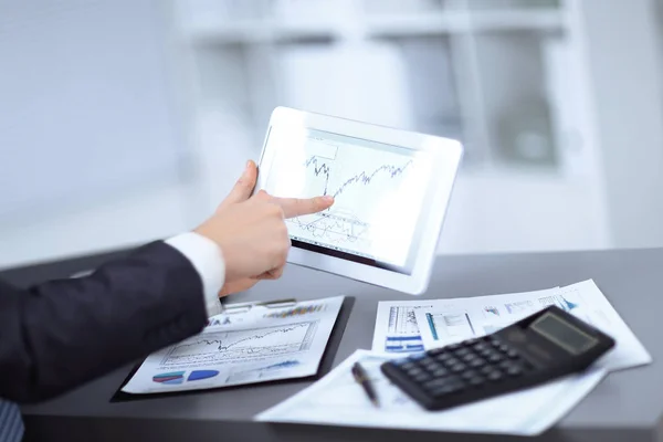 Close up.businessman apuntando a la pantalla digital de la tableta — Foto de Stock