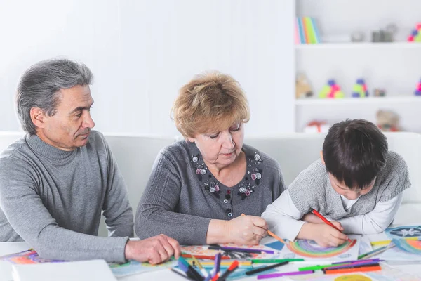 La abuela y el abuelo están dibujando un arco iris con su nieto —  Fotos de Stock