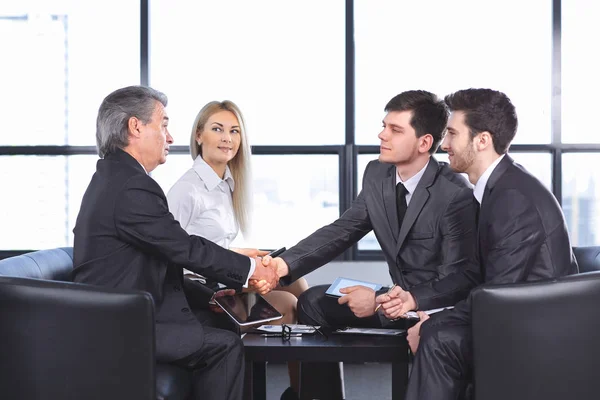 Parceiros de negócios handshake em uma reunião no escritório — Fotografia de Stock