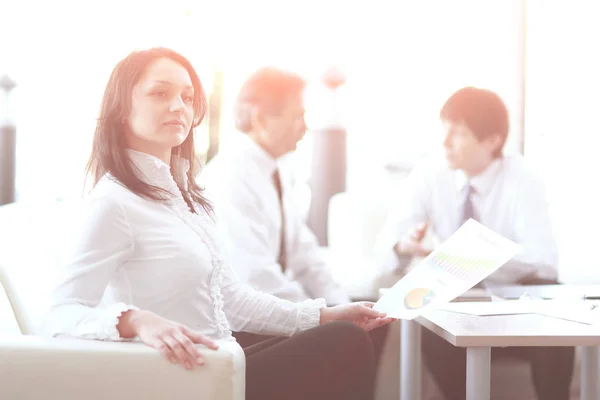 Retrato de la mujer de negocios en el fondo de los colegas — Foto de Stock