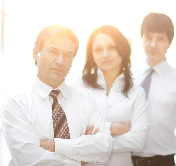 Zelfverzekerde business team in de achtergrond van het kantoor — Stockfoto