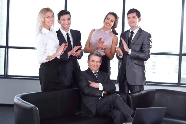Business team juicht hun leider. Succesvolle Business team applautement op kantoor. succes concept — Stockfoto