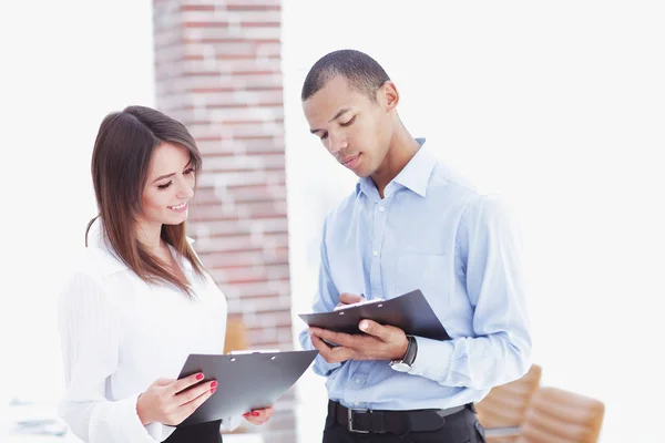 Businessman and the employee discussing work schedule. — Stock Photo, Image