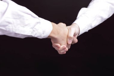 yakın çekim. karşılıklı iş ortakları. siyah arka plan üzerine izole
