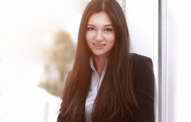 Ofiste bir pencere yakınında oturan bir genç yaş