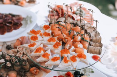 tatil masasında süzme peynir ile kırmızı havyar ve somon rulo