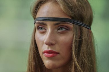 yakın çekim. güzel hippi kız portresi