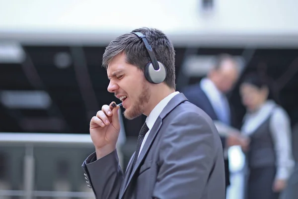 Close up.portrait de um call center operador feliz — Fotografia de Stock