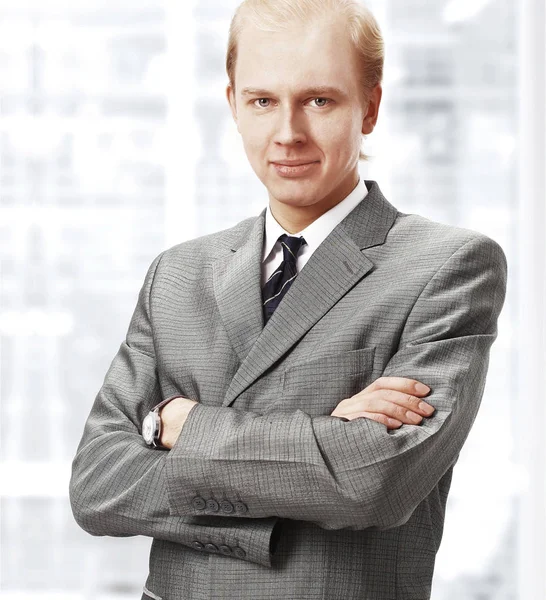 Vicino. ritratto di uomo d'affari sicuro su sfondo di ufficio — Foto Stock