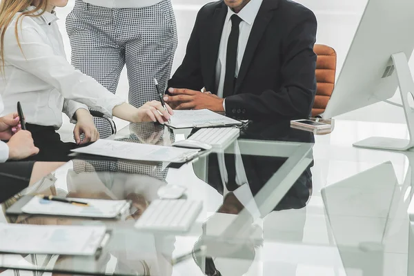 Hombre de negocios discutiendo con el equipo de negocios los términos del contrato — Foto de Stock