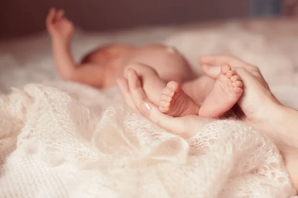 아버지 그의 손바닥에 갓 태어난 아기의 발을 보유 하 — 스톡 사진