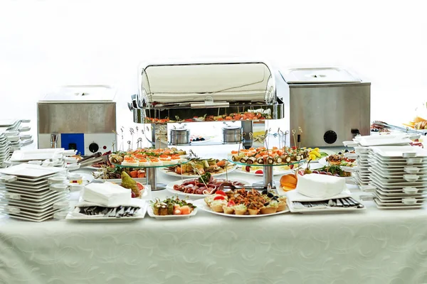 Plates and dishes on the handout table in the restaurant — Stock Photo, Image