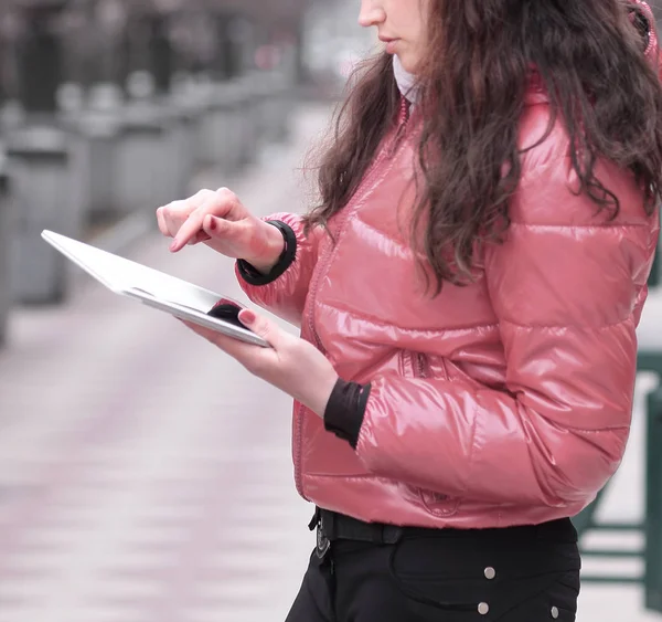 Lachende vrouw kijken naar digitale Tablet PC-scherm — Stockfoto