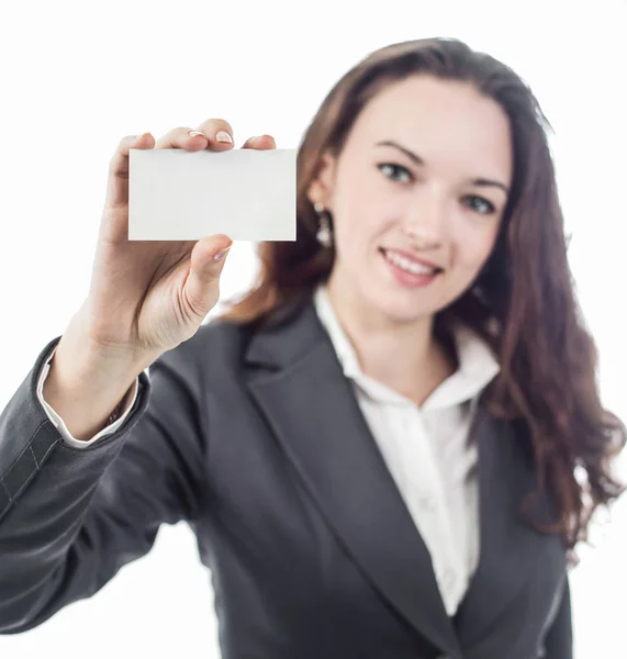 Atractiva mujer de negocios mostrando tarjeta de visita en blanco. — Foto de Stock