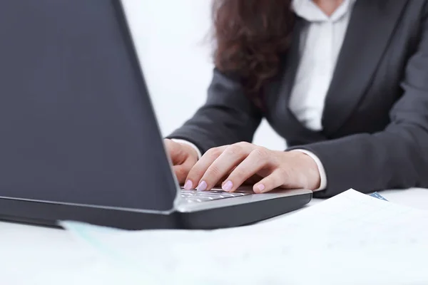 Mulher trabalhando em casa escritório mão no teclado de perto — Fotografia de Stock