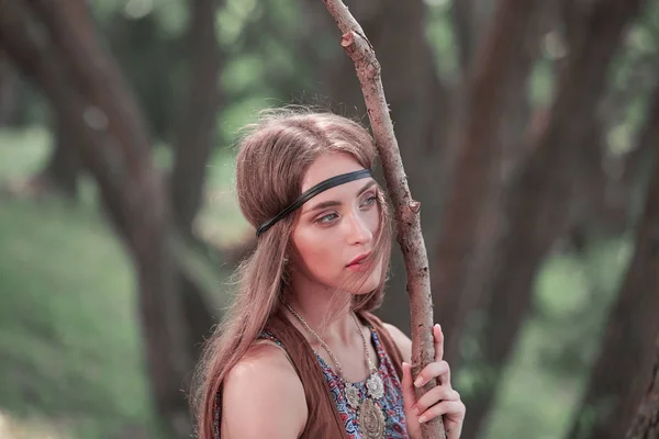 Retrato de uma bela mulher hippies em uma floresta — Fotografia de Stock