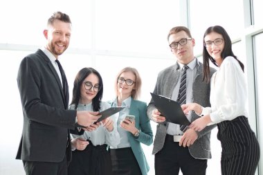 Kapat. gülümseyen iş ekibi iş belgeleriyle