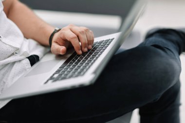 yakın çekim. koltukta oturan dizüstü kullanarak iş adamı