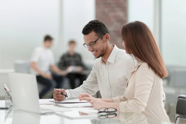 Empregados sentados a uma mesa no escritório  . — Fotografia de Stock