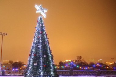 Noel ağacı kasaba meydanında dekore edilmiş.