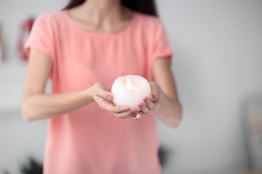 yanan bir mum ile up.Beautiful genç kadın kapatmak