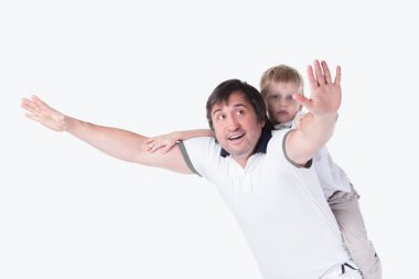 neşeli baba genç oğlu ile oynarken.beyaz izole