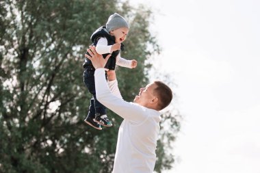 sevgi dolu baba şehir Park'ta onun genç oğlu ile oynar