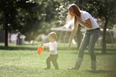 Şehir Parkı 'nda bir yürüyüşe anne ve onun küçük oğlu.