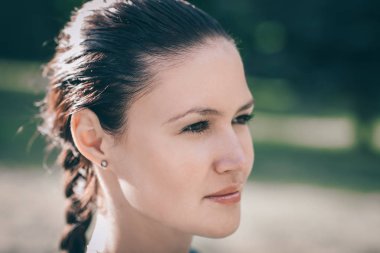 mesafe içine bakarak çekici genç kadın