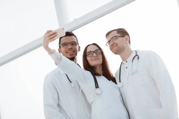 Sluiten van de up.group van artsen nemen van selfies. — Stockfoto