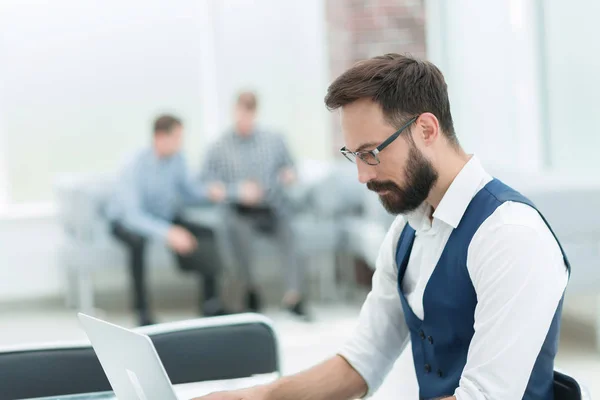 Homem de negócios sério trabalhando em um laptop no escritório — Fotografia de Stock