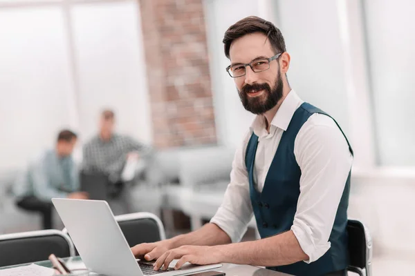 Zblízka. podnikatel, sedí v kanceláři Desk — Stock fotografie