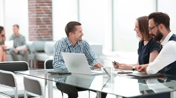 Team di lavoro discute idee per un nuovo progetto di business — Foto Stock