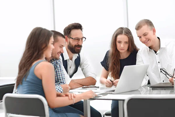 Team di lavoro utilizza un computer portatile per visualizzare le notizie aziendali — Foto Stock