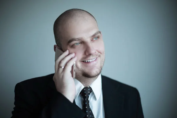 Hombre de negocios confiado en una corbata escucha al interlocutor por teléfono . — Foto de Stock