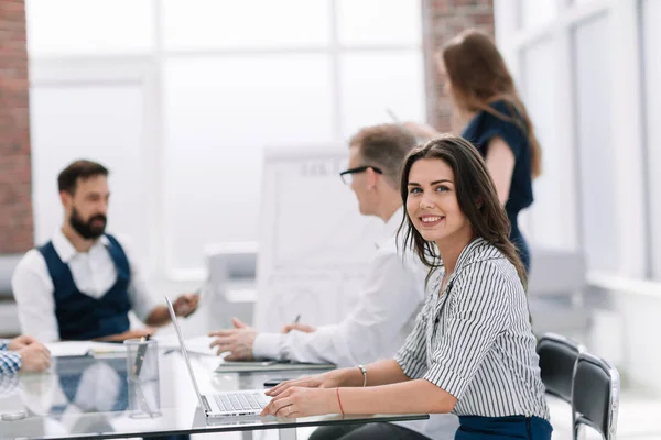 Jonge zakenvrouw zit op kantoor Bureau — Stockfoto