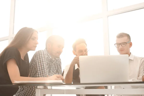 Team di lavoro utilizza un computer portatile per lavorare con i documenti — Foto Stock