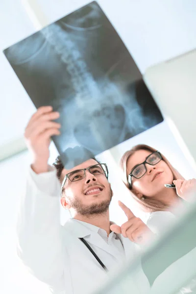 Dos médicos ortopédicos mirando la radiografía del paciente — Foto de Stock