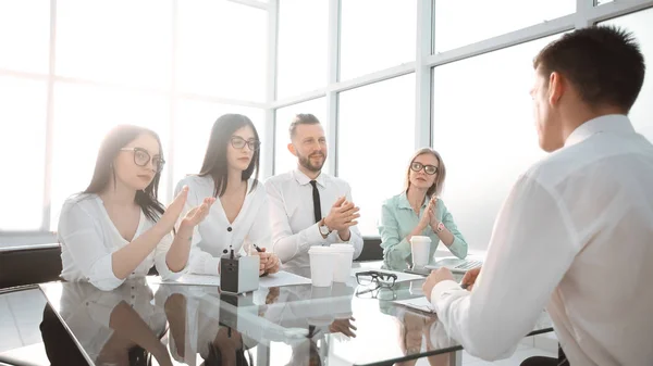 Team di lavoro applaudendo in una riunione in ufficio — Foto Stock