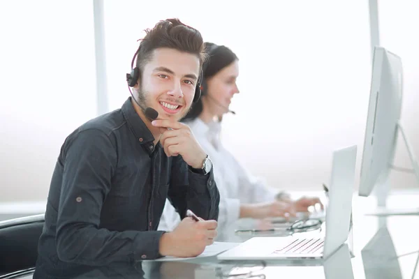 Professioneel personeel call center op de werkplek — Stockfoto