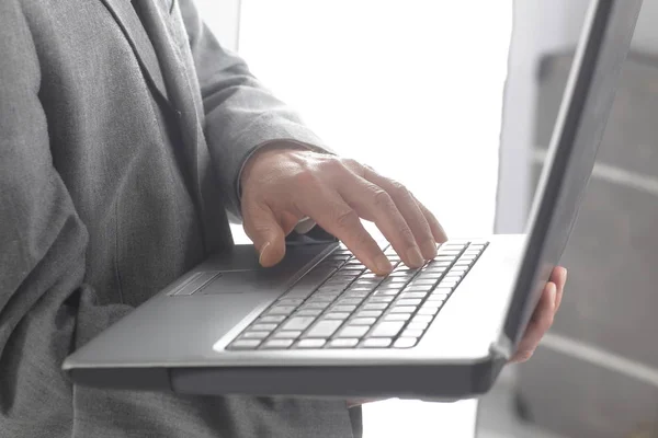 Beyaz zemin üzerinde bir dizüstü keyboard.isolated yazarak up.businessman kapatın — Stok fotoğraf