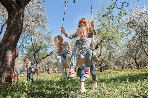 Família feliz se divertindo no jardim da primavera — Fotografia de Stock