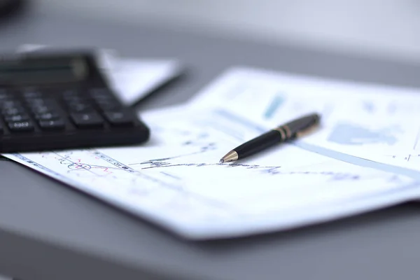 Close up.pen, gráfico financeiro e calculadora no business mans Desk — Fotografia de Stock