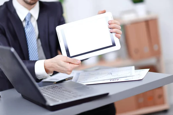 Close up.businessman mostrando tableta con pantalla en blanco — Foto de Stock