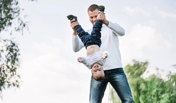 Feliz padre jugando con su pequeño hijo . —  Fotos de Stock