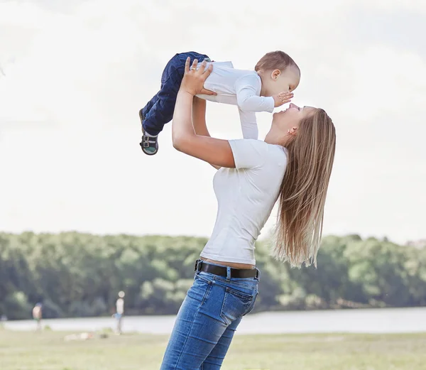 Mother plays with her son while walking in the Park — Stock Photo, Image