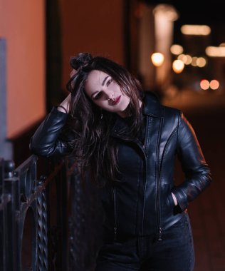 gece şehirde kaldırımda duran sevimli genç kadın