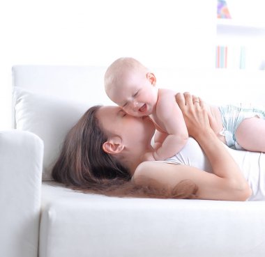 şirin bebek ile oynarken mutlu anne. kopya alanı ile fotoğraf