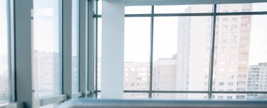 İş dünyası ile ilgili hesap makinesi, akıllı telefon ve mali belgeler